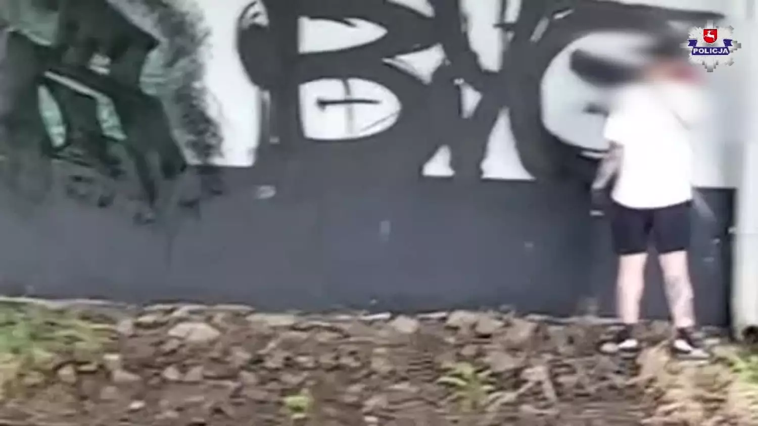 Wandale szpecą most nad Krzną.mp4