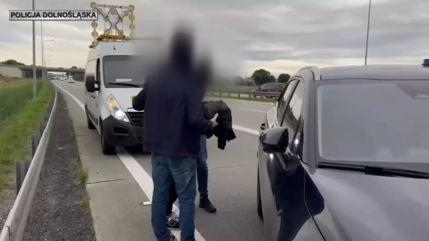 Dolnośląscy policjanci zatrzymali na autostradzie a4 dwóch kurierów przewożących nielegalnych migrantów.mp4