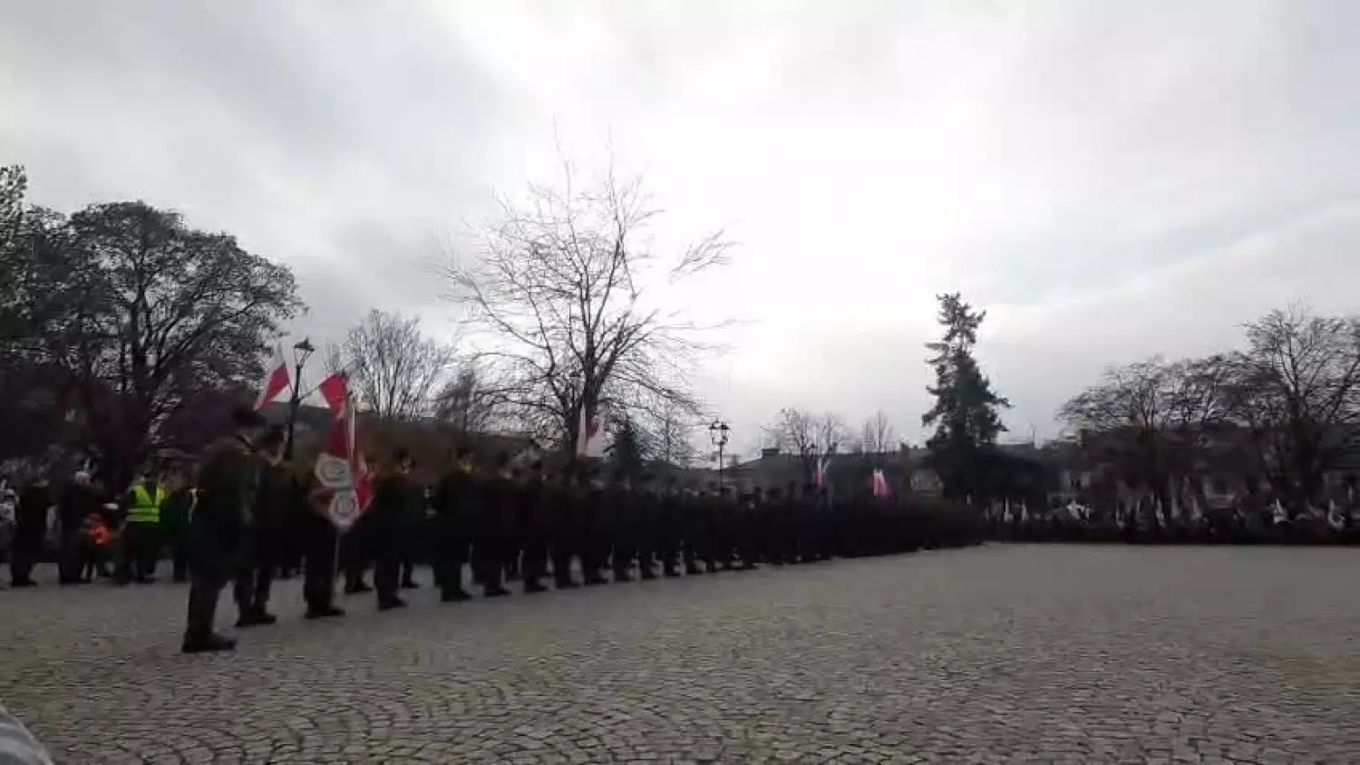 Salwa honorowa w Białej Podlaskiej.mp4
