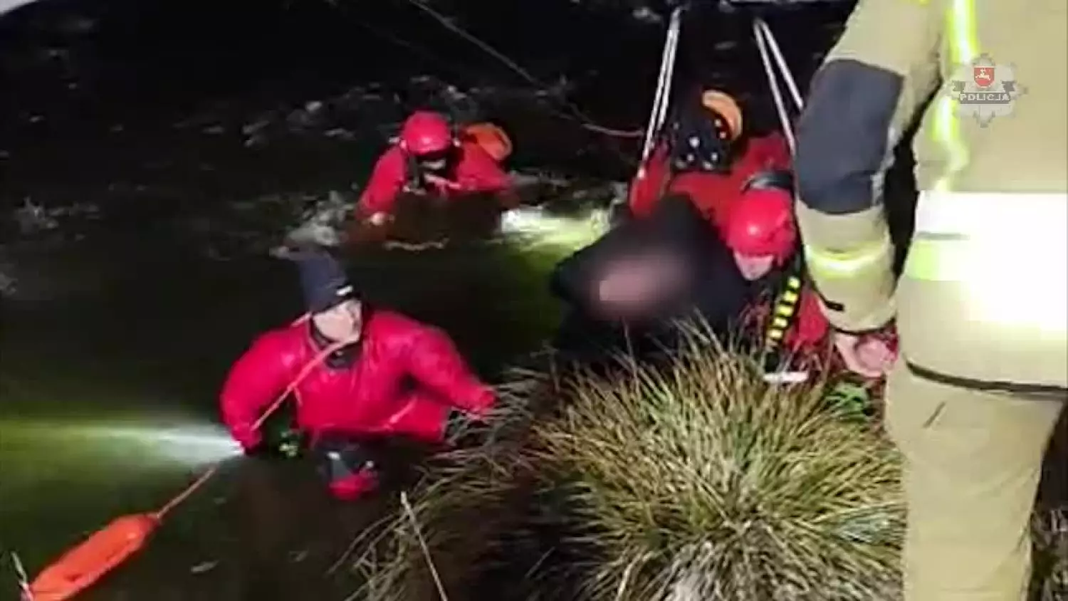 Przed policją uciekł na zamarznięte jezioro.mp4