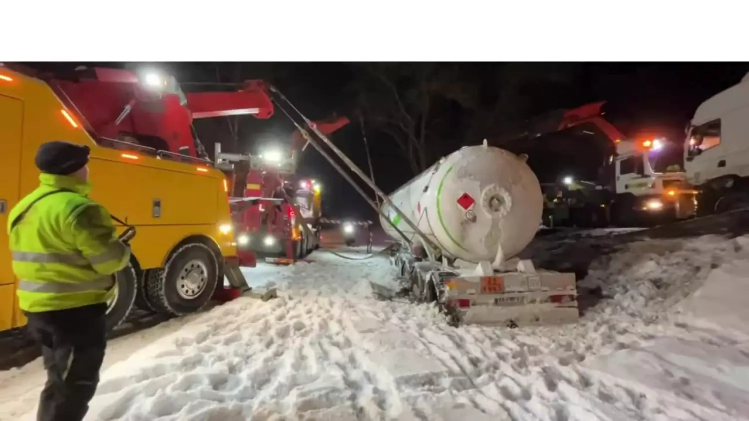 Na DK19 osobówka zderzyła się z cysterną wypełnioną gazem.mp4